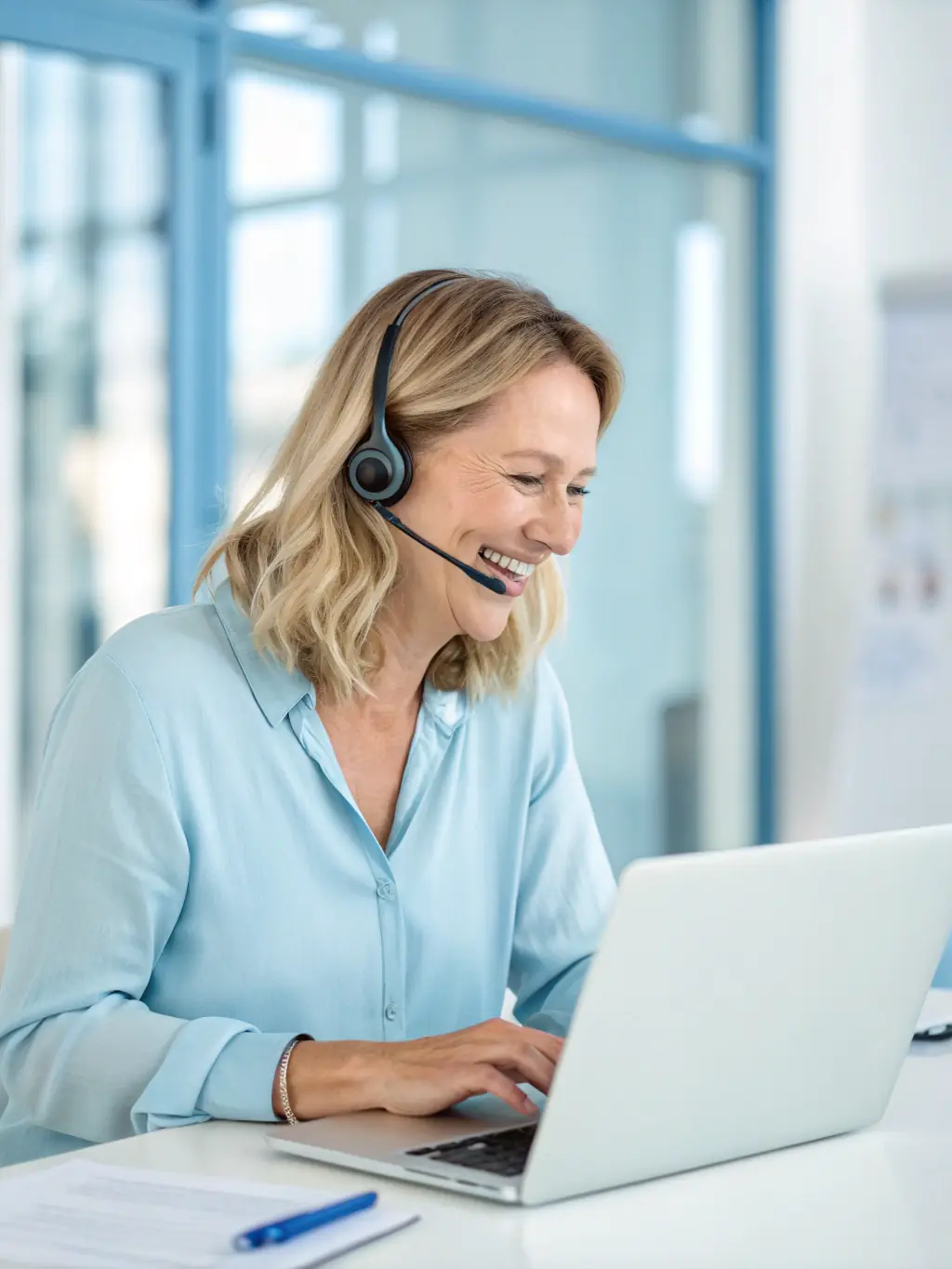A professional and friendly customer support agent assisting a user via live chat on a computer screen, emphasizing PIN8's commitment to exceptional customer service.